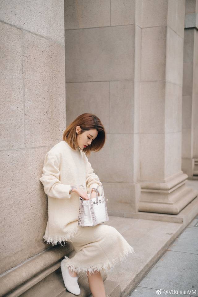 李根的妻子王星洋在微博上分享了一组街拍美照,网友感叹美如剧照.