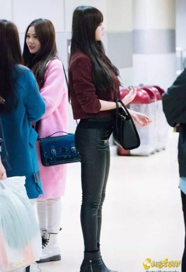 近日女团oh my girl成员刘是我yooa,因为只有160的身高,但头超小手脚