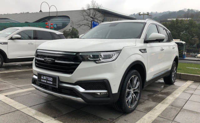 外观方面,众泰t500在延续家族风格之际同样拥有较高的原创度.