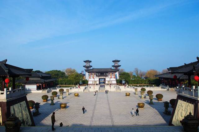 和魅力每年吸引着上百个摄制组在这里拍摄1000部集以上的电视剧和电影