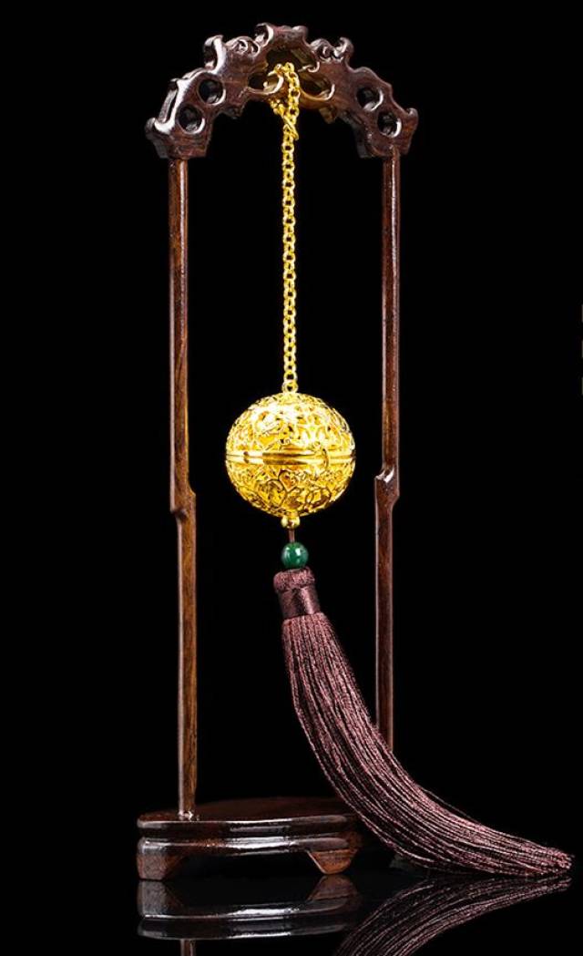 "可见香囊是盛唐宫廷中的尊贵饰品,就连杨贵妃也欲罢不能.