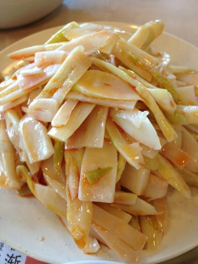 鲜笋拌山珍 将鲜竹笋切片,加一勺食盐,沸水煮熟,捞出沥干水,与泡好的