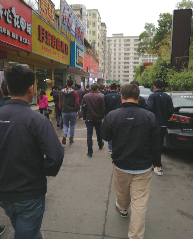 今日实拍:富士康下班高峰期,真不愧是世界大厂,这人流量厉害了