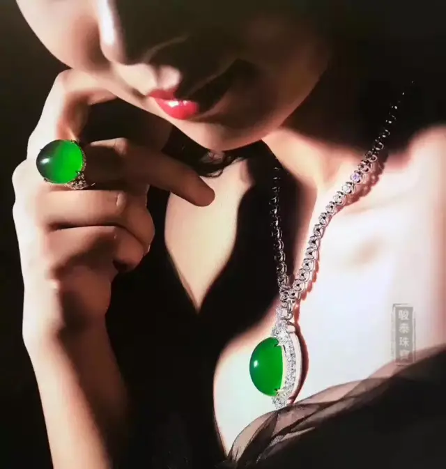 节语|从翡翠看女人,亦柔软亦强大