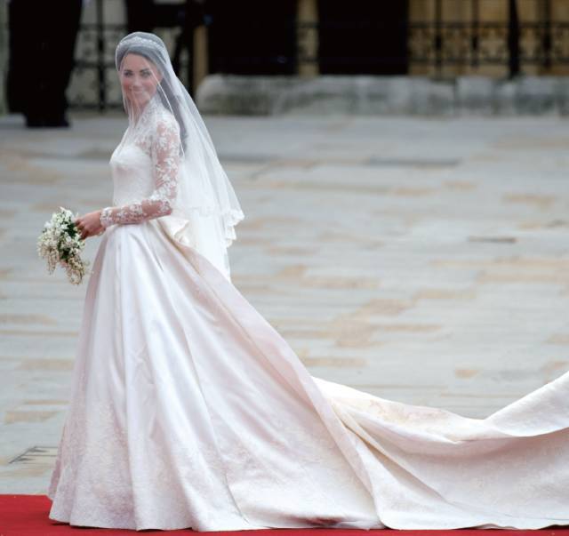 赫本在《罗马假日》中的服装全部出自海德之手,尤其是赫本出场时所