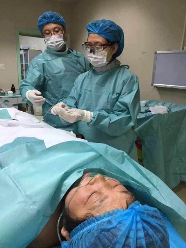 市第一医院心血管内科主任李晓红为患者手术