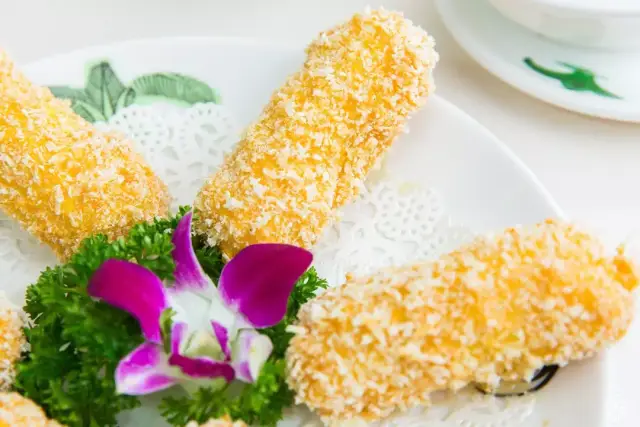 油炸过的榴莲海鲜卷颜值在线,金黄金黄的,甚是抢镜