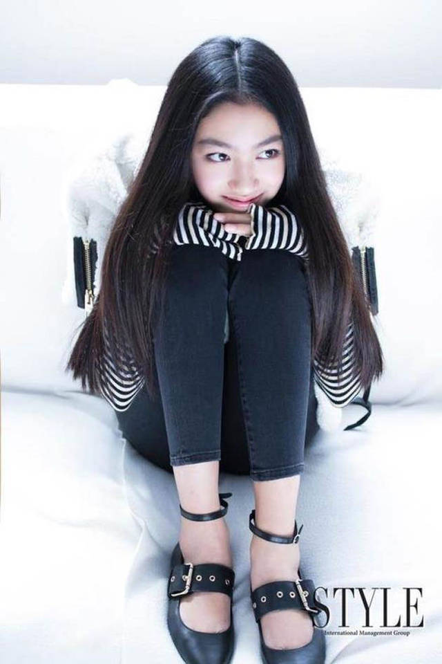 任达华13岁女儿拍写真 大长腿吸睛