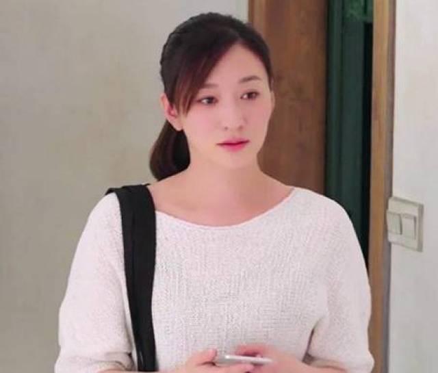 其不备偷偷拍下来,然后进房间把那个号码存起来,没想到竟然是贾小朵的