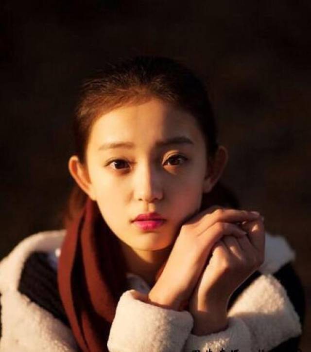 罗泽丽,毕业于武汉大学,一直就是学校的风云人物,被称为"武大校花".