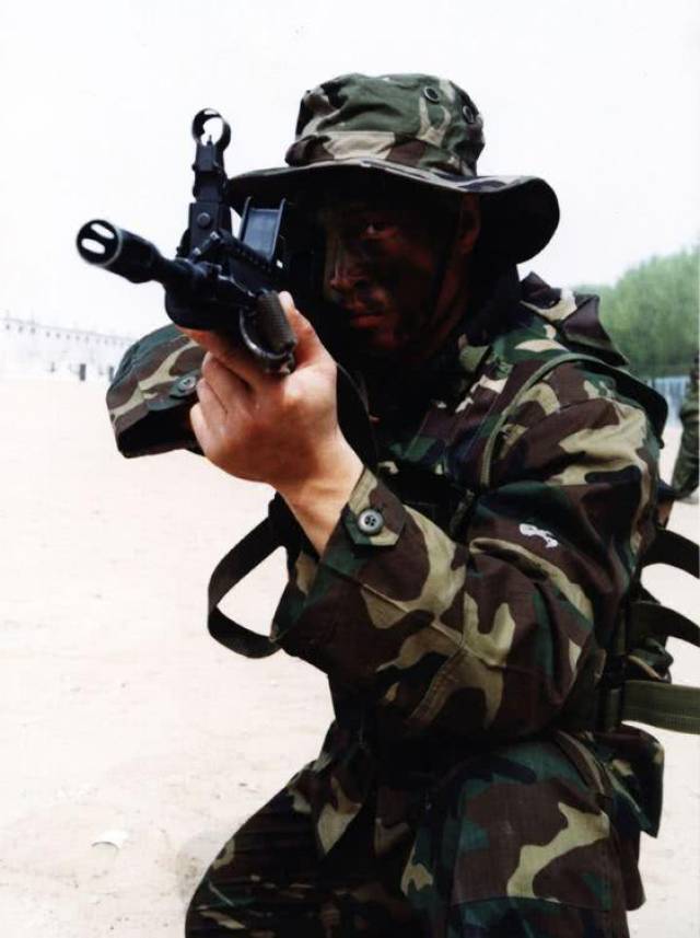 特种兵执行任务为何要将刀咬在嘴里?看完才知道原来这么重要