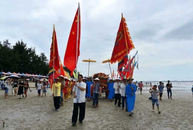 京族三岛面临南海的北部湾,背倚十万大山,与越南仅一水之隔.