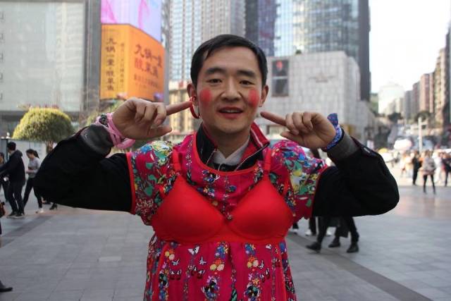 重庆街头现一男子男扮女装 求圆做女人梦 渴望早日成女性