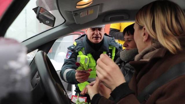 即使他们没有做错任何事,立陶宛警察仍然在追赶女司机