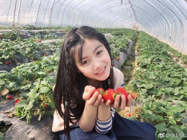 小龙女张籽沐长大后更漂亮了,更难得的是眼神依旧抓人!