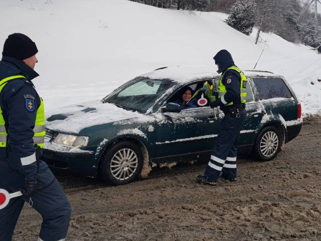 即使他们没有做错任何事,立陶宛警察仍然在追赶女司机