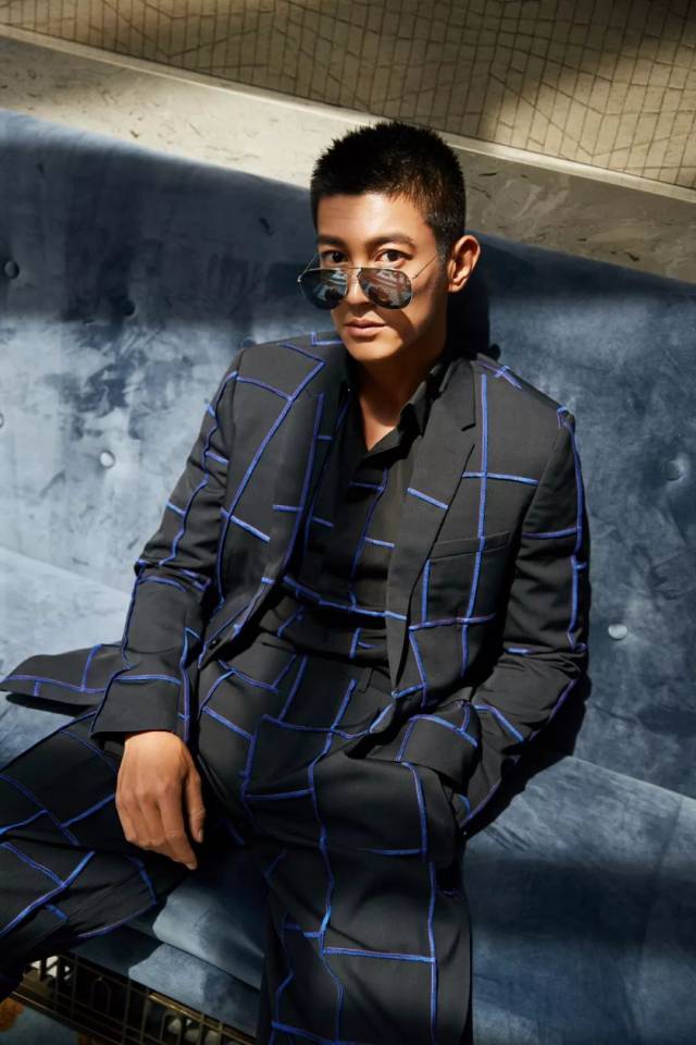 谈起杜江的作品其实并不多,虽然也有像《男人帮》,《白银帝国》