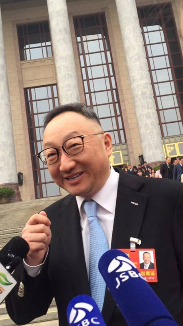 全国政协委员,三胞集团董事长袁亚非,他认为房地产应该平稳发展,不能