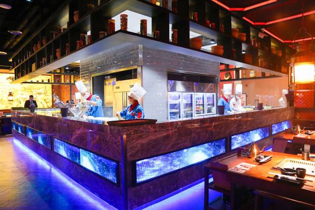 而且,江宁金鹰店的厨房更加透明, 360度全开放式方形厨房,菜品的操作