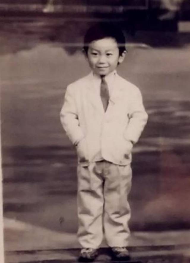 朱亚文小时候的照片图片