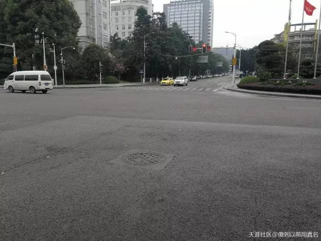 饭后走路去办公室写材料,经过每日下班必经的十字路口.