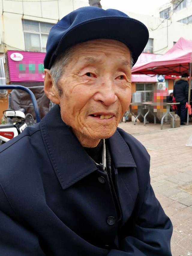 老爷爷收获百多斤萝卜 老两口吃不了 乘车30多里地菜市场出售