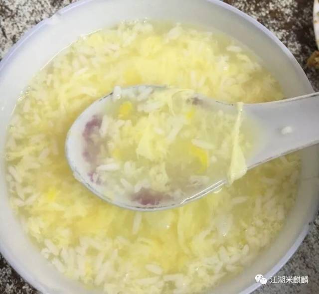 做法非常简单:把甜酒烧开,打一个鸡蛋在里面,搅拌开来即可.