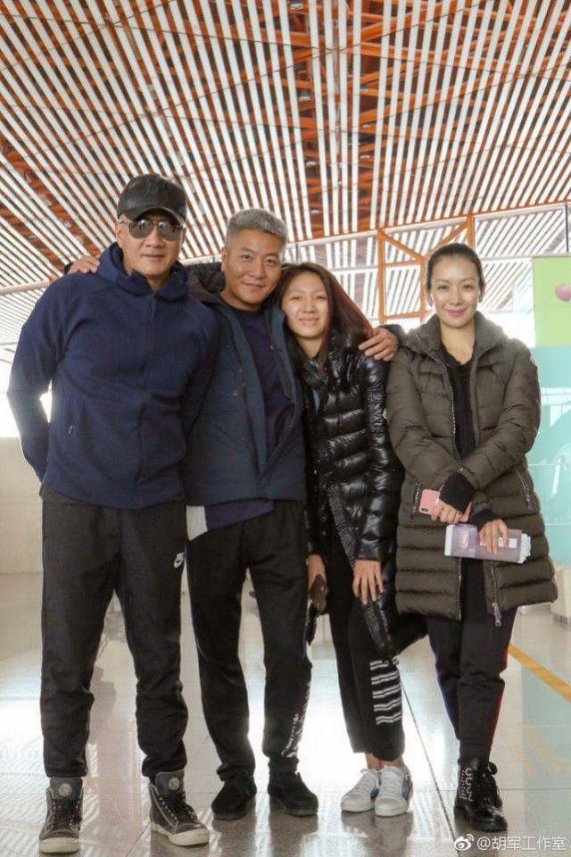 只见这张四个人的合影里,胡军和老婆卢芳站在两侧,演员荆浩一手搂住