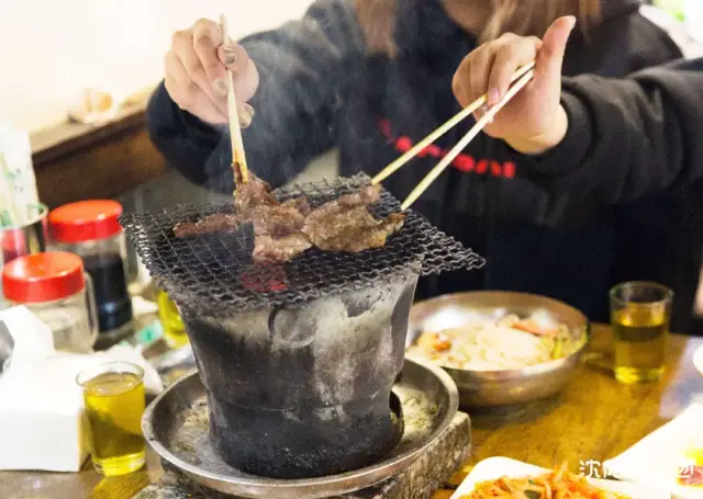 铁西人都知道的老式泥炉烤肉,不到饭点就翻台,有名的黑暗料理神店!