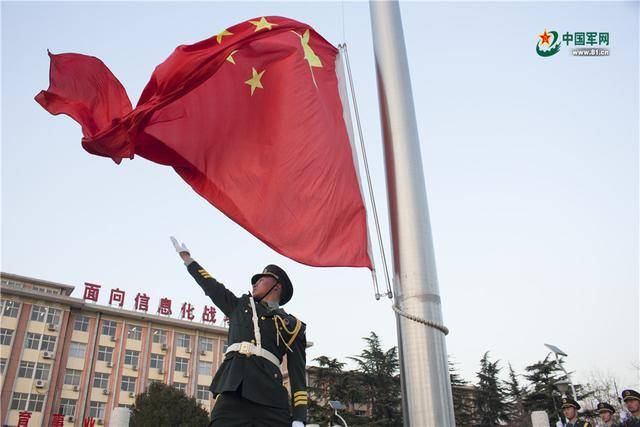 来源中国军网 五星红旗,迎风招展.