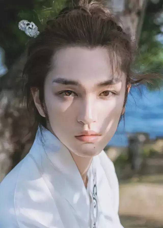 这位不食人间烟火的青年作家星野!小说中走出来的绝美古装男子!