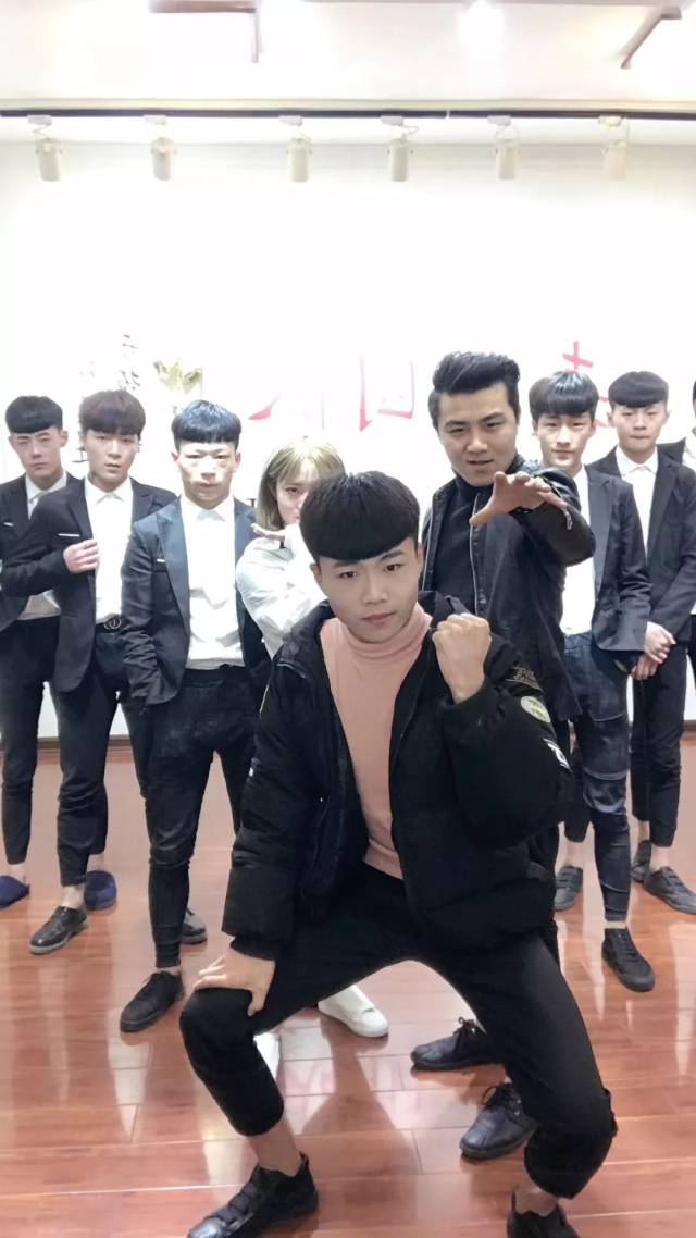 喊麦文化没落后,社会摇红红火火了很多年
