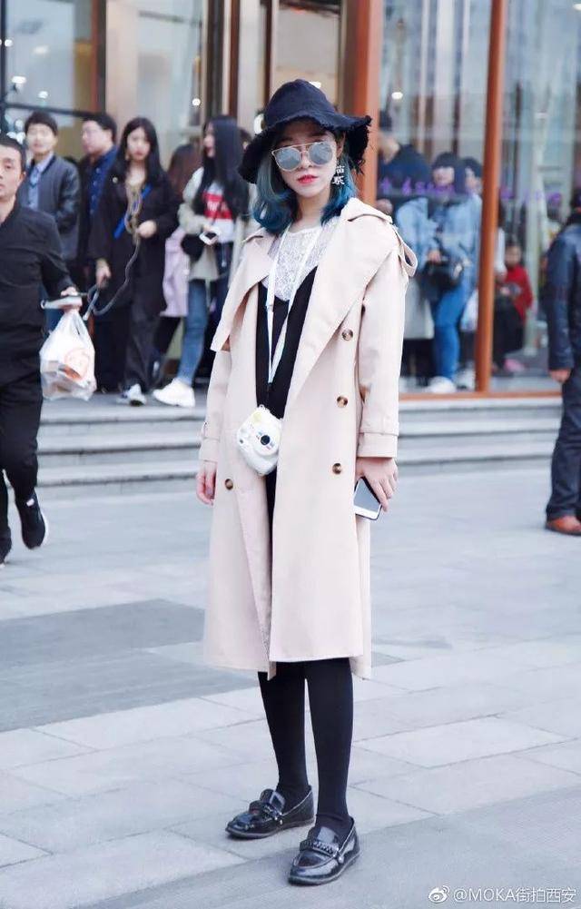 小姐姐全身的红色元素,成功引起摄影师的注意力.