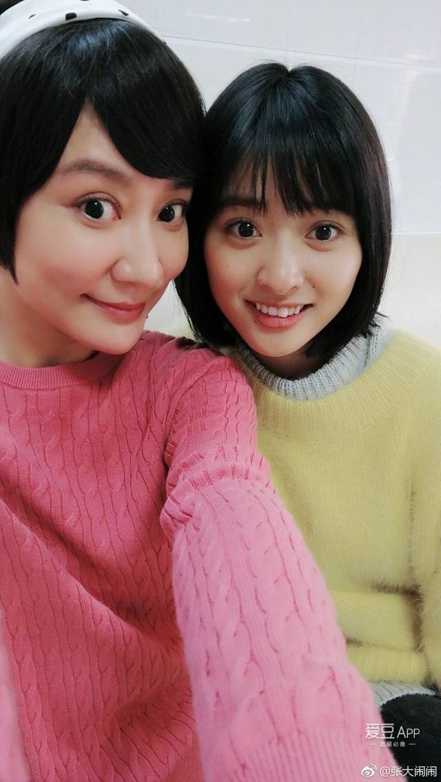《流星花园》剧中饰演杉菜妈妈的演员杀青发博,分享了两张与沈月的