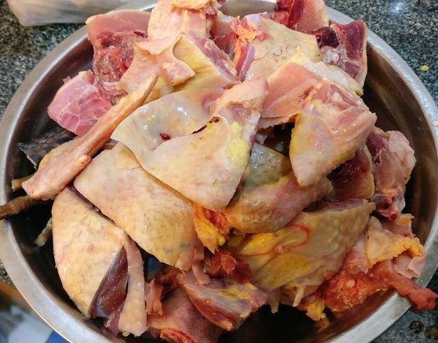 当时就把两条鸡腿卸下来给儿子炒着吃了,但这只鸡挺大,剩下的剁成块