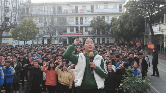 界首四中举行2018届中考百日冲刺誓师大会