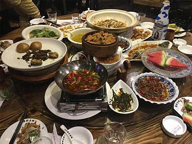 邀请同事吃饭,最后吃出3席从未谋面的客人,网友:不稀奇!