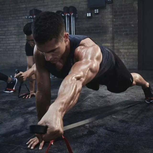 当你在健身房穿着人字拖嘶吼时,感受得到别人的白眼吗?