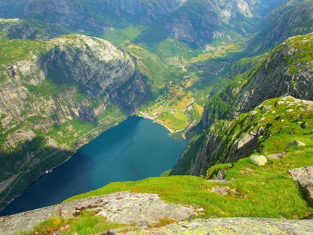 这块5立方米的石头夹在两山之间 下面是"万丈"深渊 你敢去挑战吗?