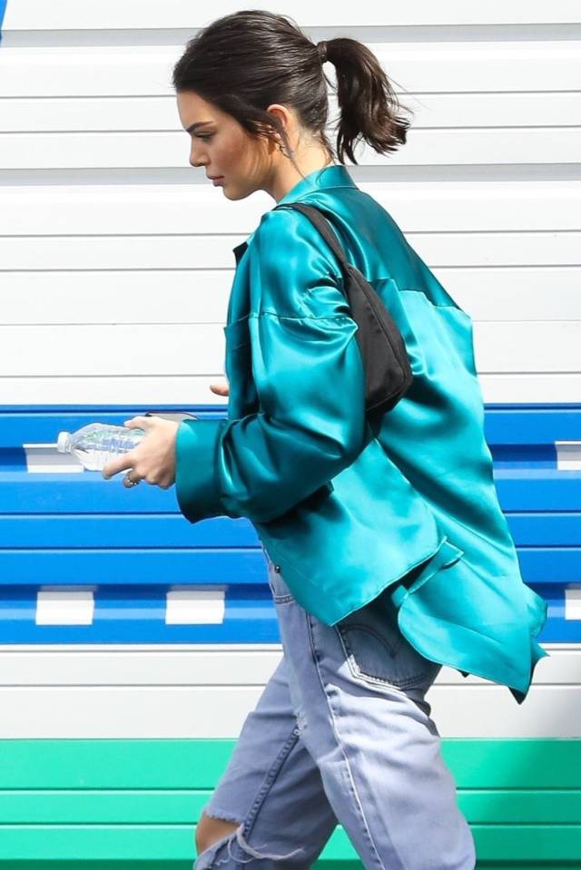 kendall jenner吹起青色夏季风 事情在多也不能忘秀腹肌