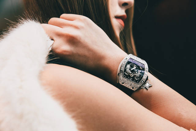 理查德·米勒(richard mille)的手表起步价约为50万人民币,其中一些更