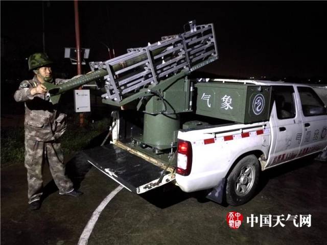 图为贵阳市花溪区气象局准备实施火箭人工防雹作业.(图文:石奎)