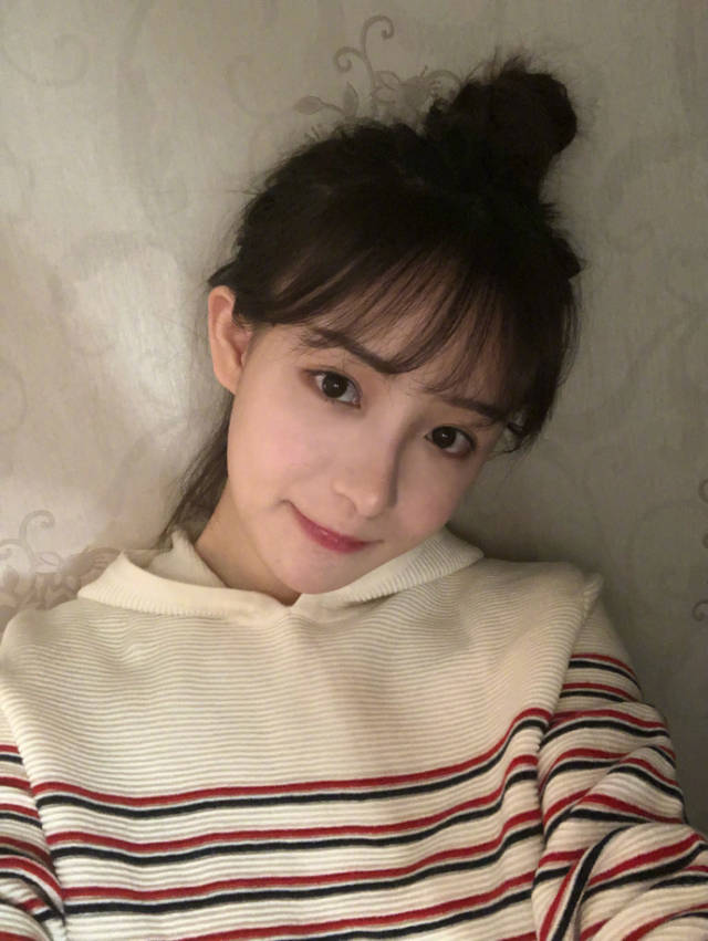 周二珂深夜发自两张自拍,网友称:也就18岁和38岁的区别
