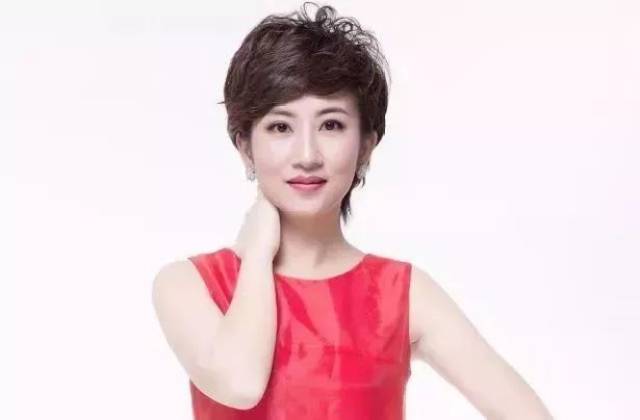 苍南电视台新闻系统唯一的副高,温州最早晋升主任播音员的主持人之一