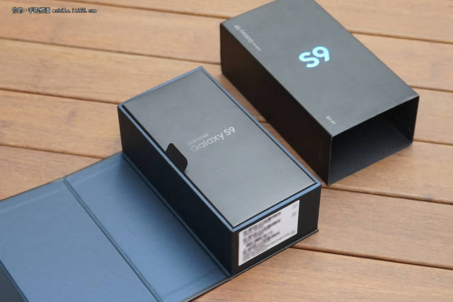 三星galaxy s9的包装依旧是三星传统的样式,简洁紧凑.