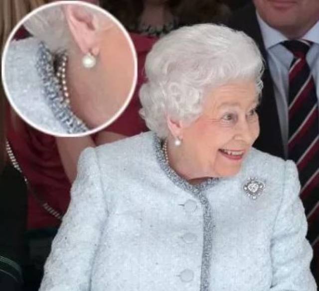 这次佩戴的珍珠项链是女王父亲送的,已经戴了七十多年!