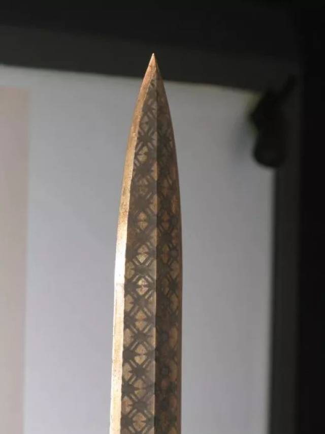 早在商周时期,吴越地区便是青铜剑的铸造重地,水土资源和矿物资源丰富