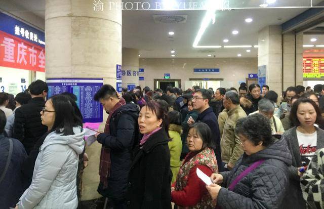 春节期间的重庆某医院人潮拥挤堪比火车站,竟然比热门景区还火