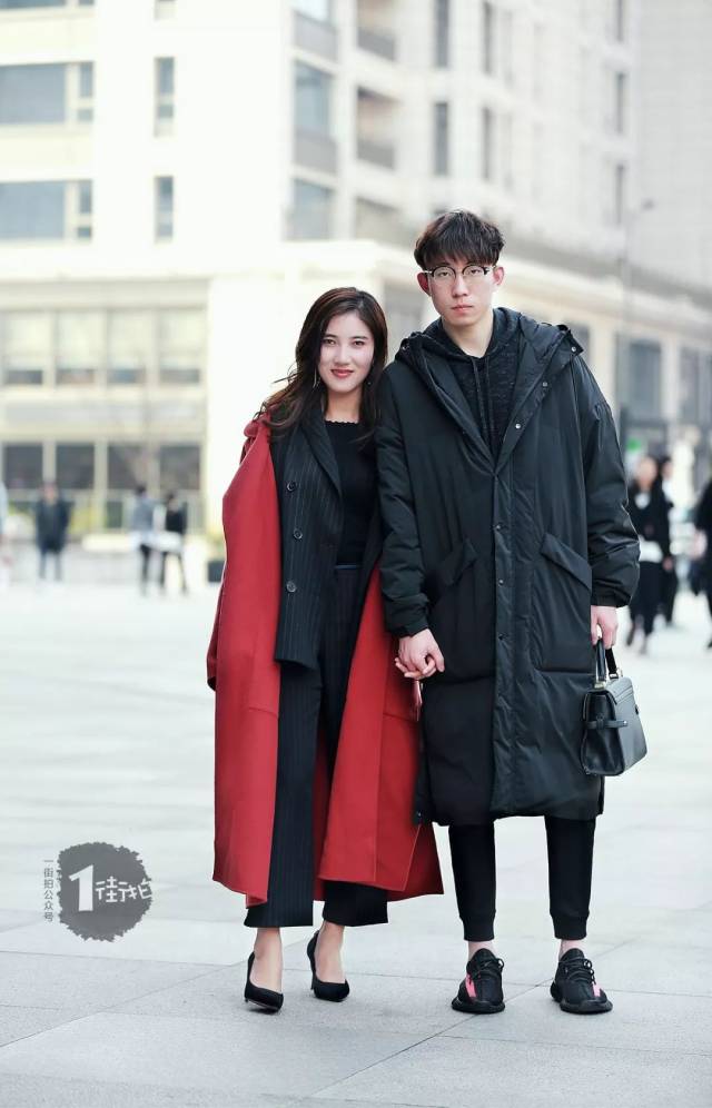 情侣cp,以黑色为基础色,女生用一件红色大衣,吸引眼球,男生用叠穿的