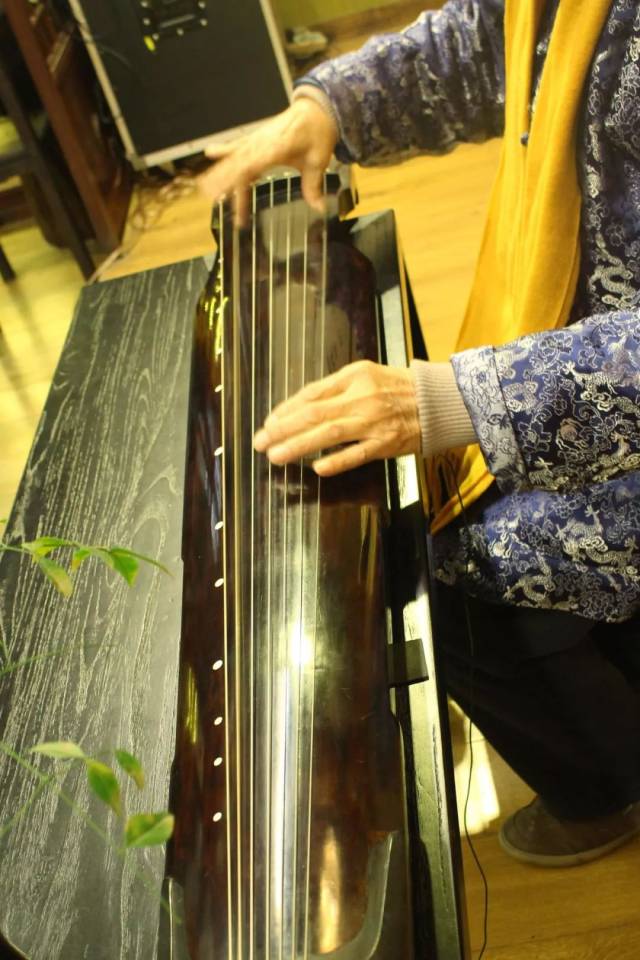 "早年熊开华工作时乐队缺什么位置他几乎都能替上.